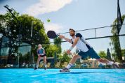 Ein Mann und eine Frau spielen Padel Ein Mann und eine Frau spielen Padel